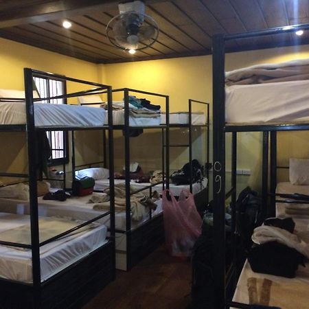 Central Backpacker Hostel Луанг Прабанг Екстериор снимка