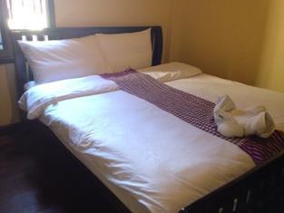 Central Backpacker Hostel Луанг Прабанг Екстериор снимка