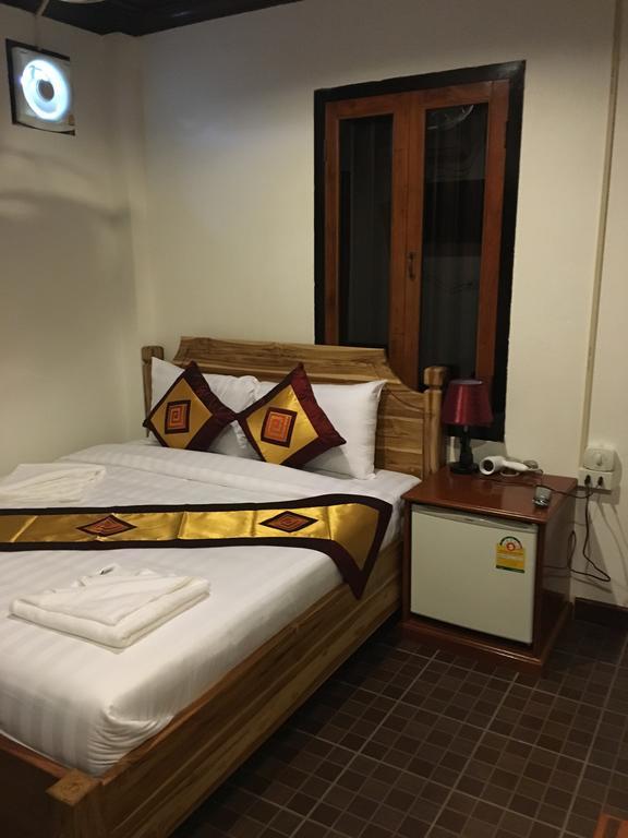 Central Backpacker Hostel Луанг Прабанг Екстериор снимка