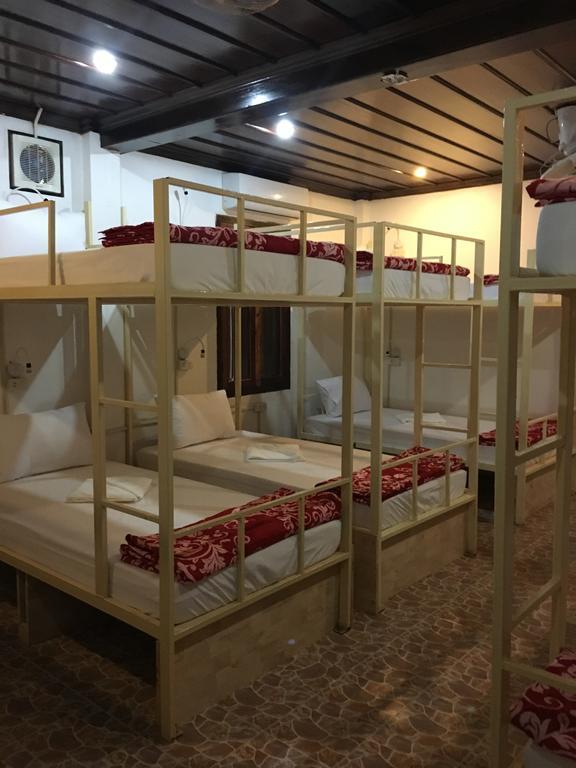Central Backpacker Hostel Луанг Прабанг Екстериор снимка