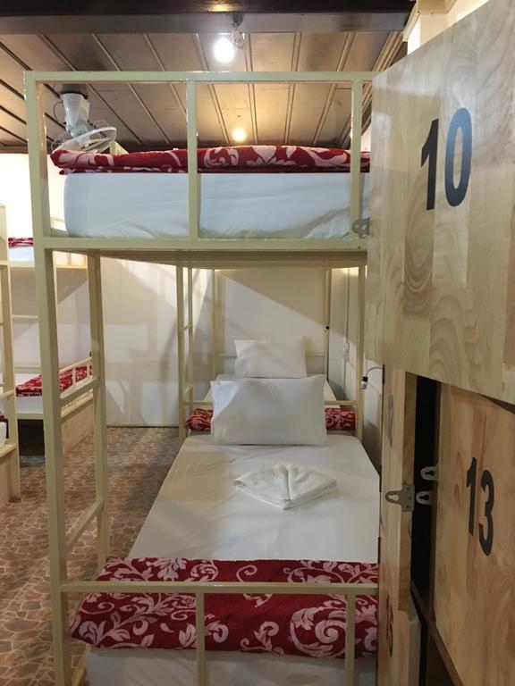 Central Backpacker Hostel Луанг Прабанг Екстериор снимка