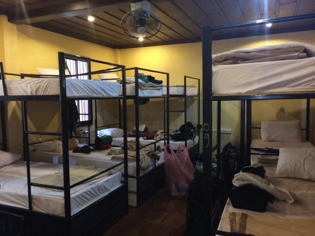 Central Backpacker Hostel Луанг Прабанг Екстериор снимка