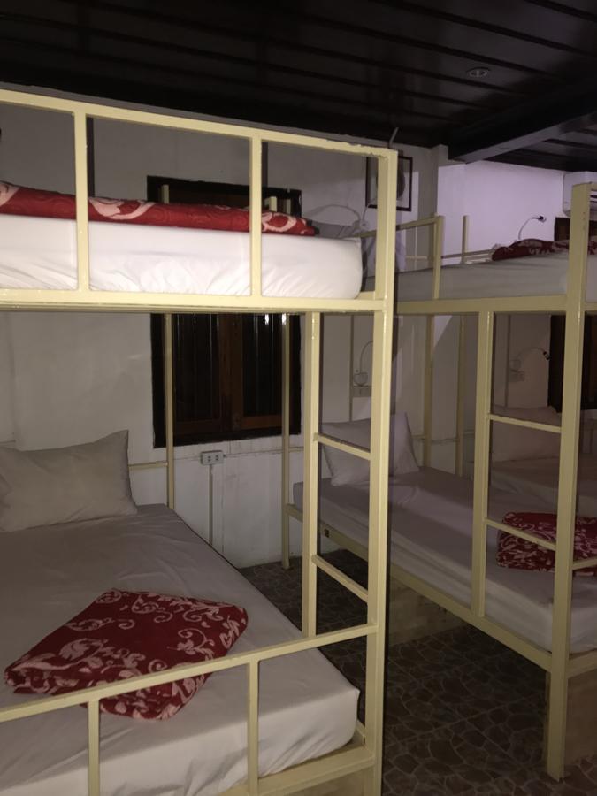 Central Backpacker Hostel Луанг Прабанг Екстериор снимка